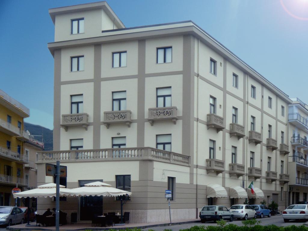 Hotel Vittoria 萨普里 外观 照片